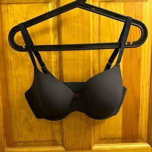 Fits everybody t shirt bra size 36D- graphite